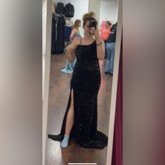 The dress collection woman’s formal gown, size large, EUC worn once - Picture 3 of 7